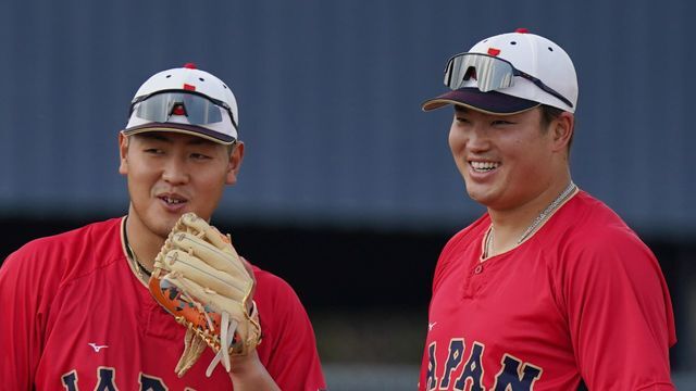 左から岡本和真選手と村上宗隆選手【写真：日刊スポーツ/アフロ】