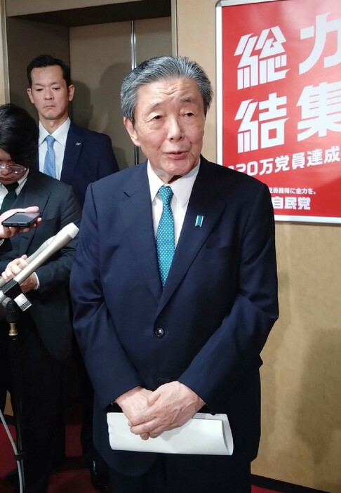 取材に応じる自民党の森山裕幹事長＝７日午後、東京・永田町の同党本部