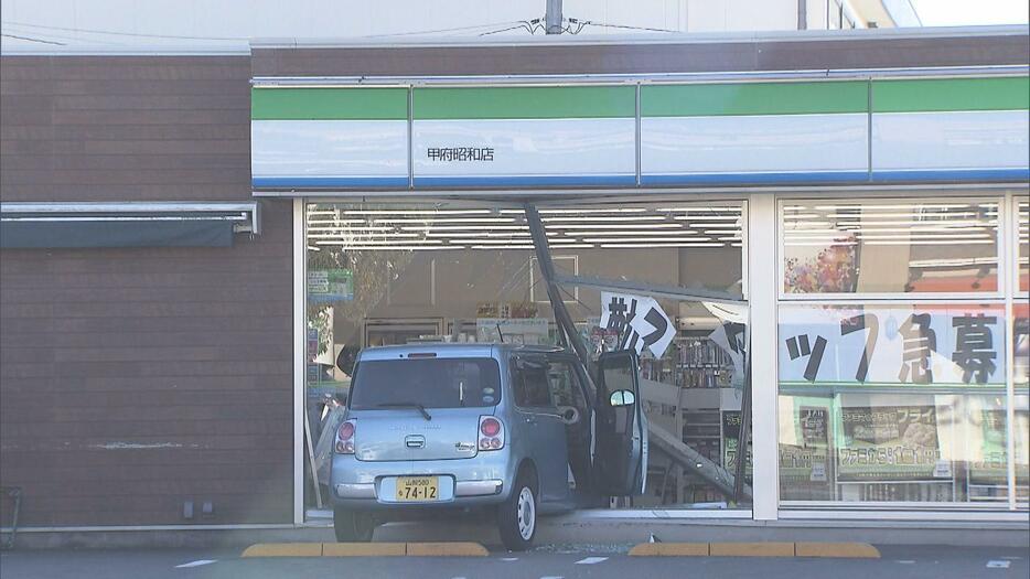 「ブレーキとアクセルを踏み間違えた」 コンビニに軽自動車突っ込む 　山梨・昭和町