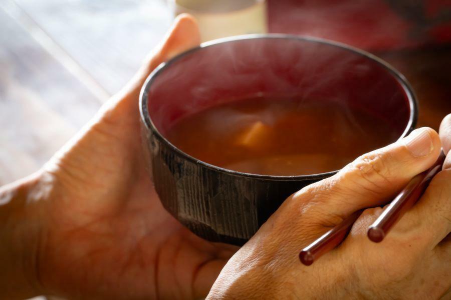 時代とともに形骸化している食事時のマナーや礼儀（写真はイメージ）【写真：写真AC】