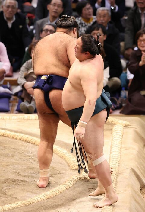 佐田の海（右）は寄り切りで高安に敗れる（撮影・栗木一考）