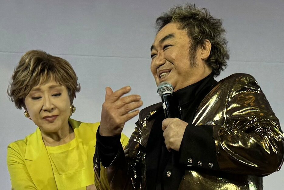 小林幸子（左）とコロッケ