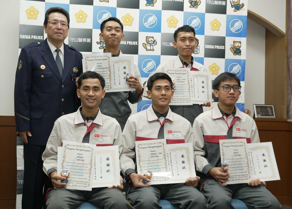 感謝状を受け取ったダイハツの技能実習生（滋賀県守山市・滋賀県警守山署）