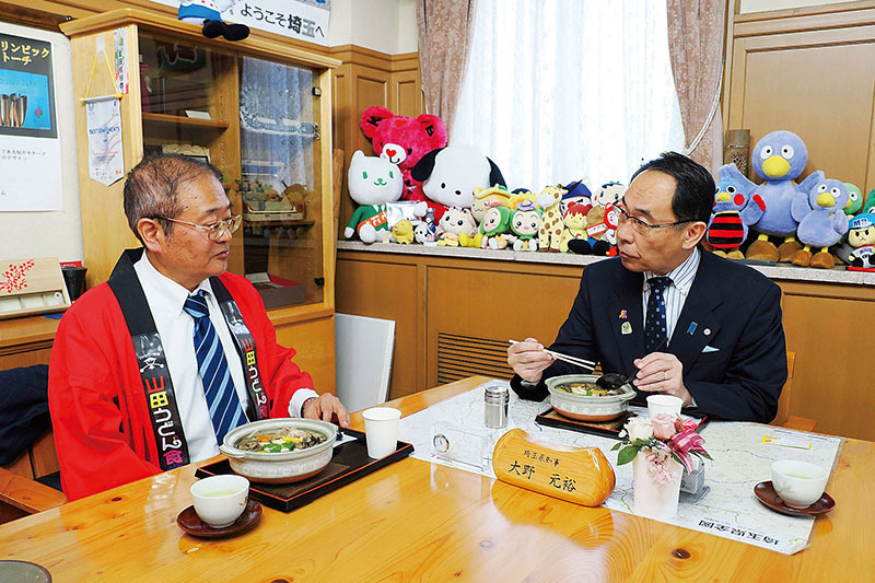 試食する大野知事（右）と山田社長＝15日11時ごろ、県庁