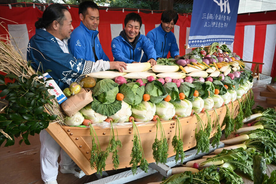 地元産の野菜を積み上げる部員=三島市の三嶋大社