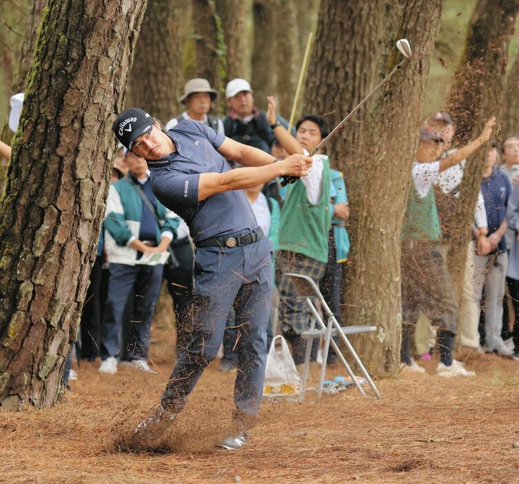 第２日、１０番で第２打を放つ石川遼