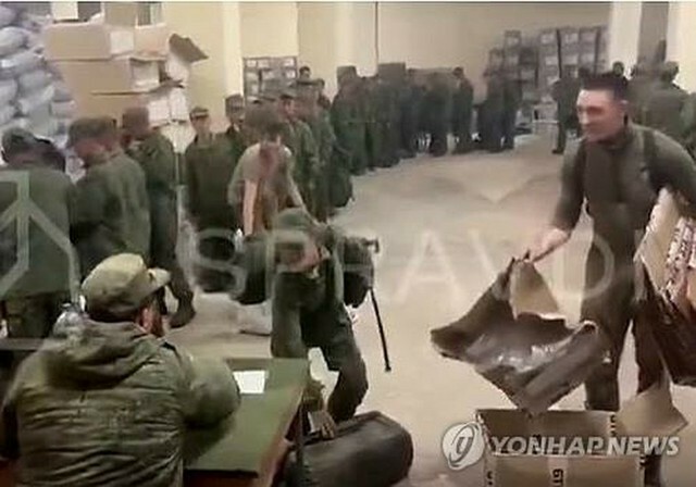 北朝鮮兵とみられる軍人がロシアの装備品を受け取っている映像（ウクライナ文化情報省の戦略コミュニケーション・情報安全保障センターのXより）＝（聯合ニュース）≪転載・転用禁止≫