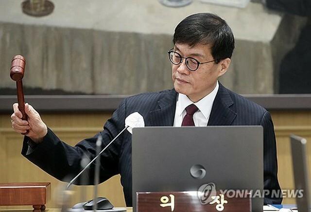 金融通貨委員会を主宰する韓国銀行の李昌鏞（イ・チャンヨン）総裁＝28日、ソウル（聯合ニュース）