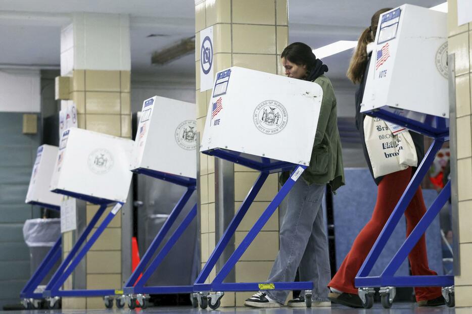 米大統領選の投票をする人＝5日、ニューヨーク（ロイター＝共同）