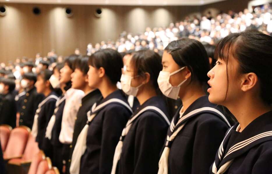 谷川俊太郎さん作詞の校歌を合唱する八千代市立高津中の生徒ら＝28日、同市萱田町の市民会館（松崎翼撮影）