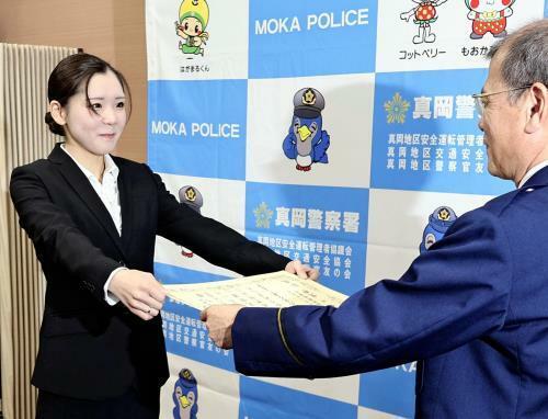 生井署長（右）から感謝状を受け取る伊藤さん（栃木県警真岡署で）