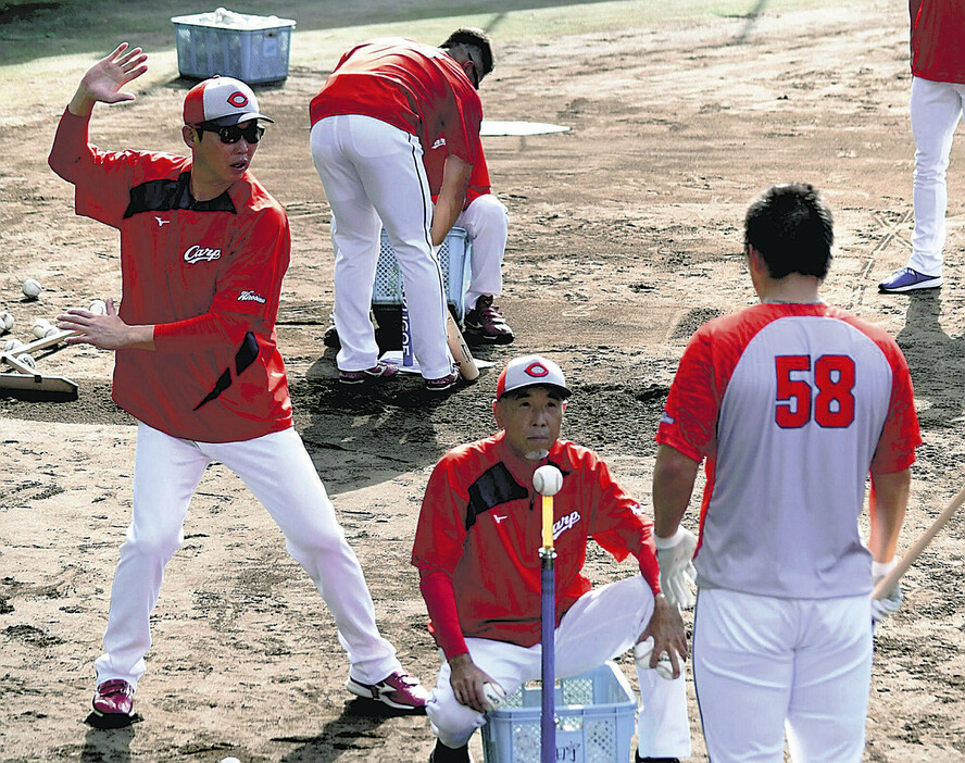 秋季キャンプで、身ぶり手ぶりを交えて打撃指導する新井監督（左端）（4日、宮崎県日南市で）