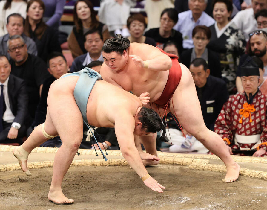 はたき込みで欧勝馬（左）を破る隆の勝（撮影・梅根麻紀）