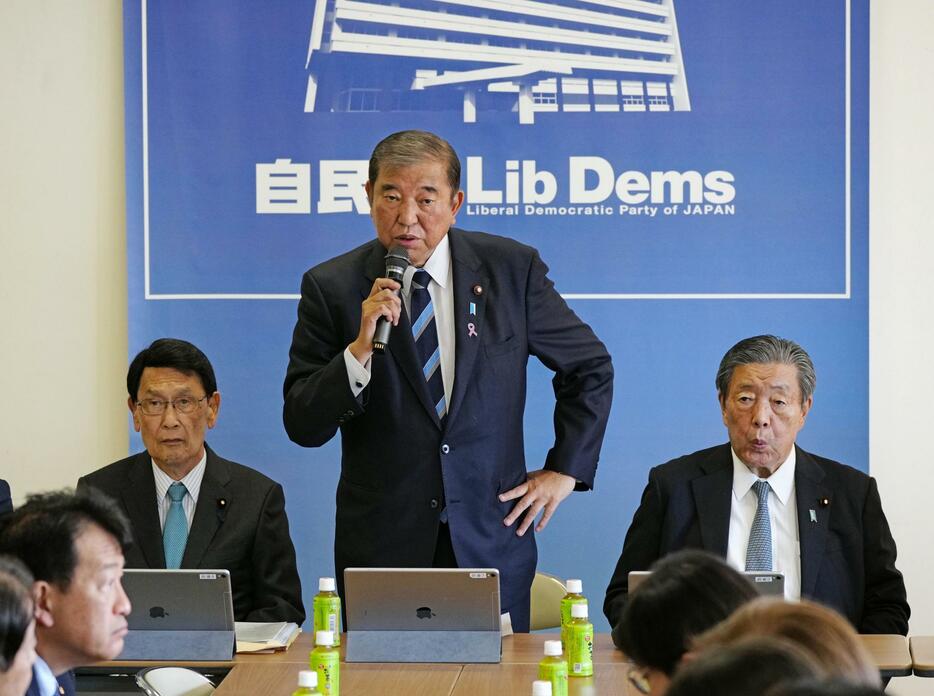 自民党の政治改革本部の会合であいさつする石破首相。左は渡海本部長、右は森山幹事長＝12日午前、東京・永田町の党本部