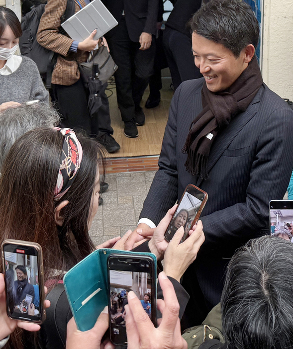 兵庫県知事選で再選し、支持者らと握手する斎藤元彦氏＝１８日、神戸市中央区