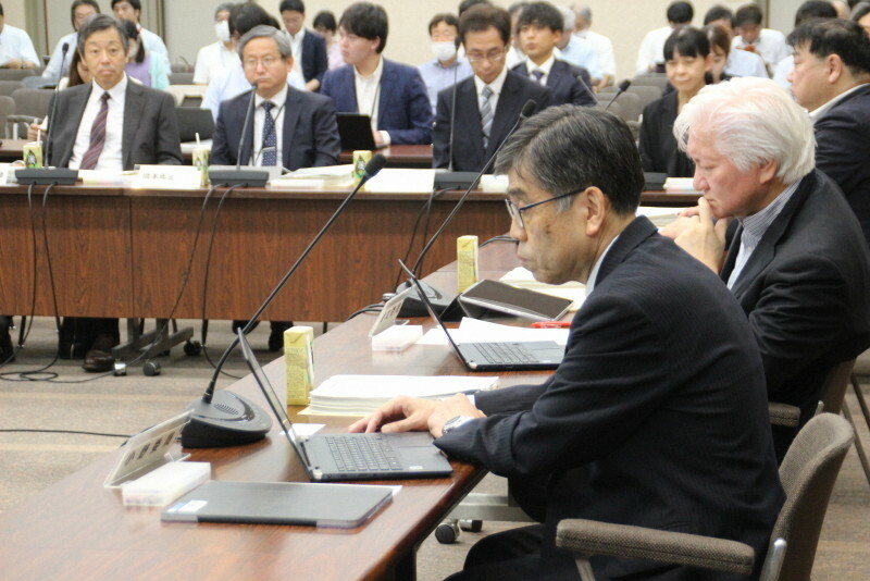 財政検証の議論に臨む社会保障審議会年金部会の委員や厚生労働省幹部ら＝東京都千代田区で2024年7月3日、宇多川はるか撮影