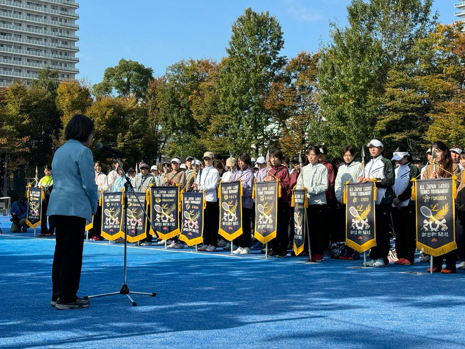 「ソニー生命カップ第46回全国レディーステニス大会」（東京・有明テニスの森）の大会初日が終了（写真は開会式の様子）（写真提供◎全国レディーステニス大会事務局）