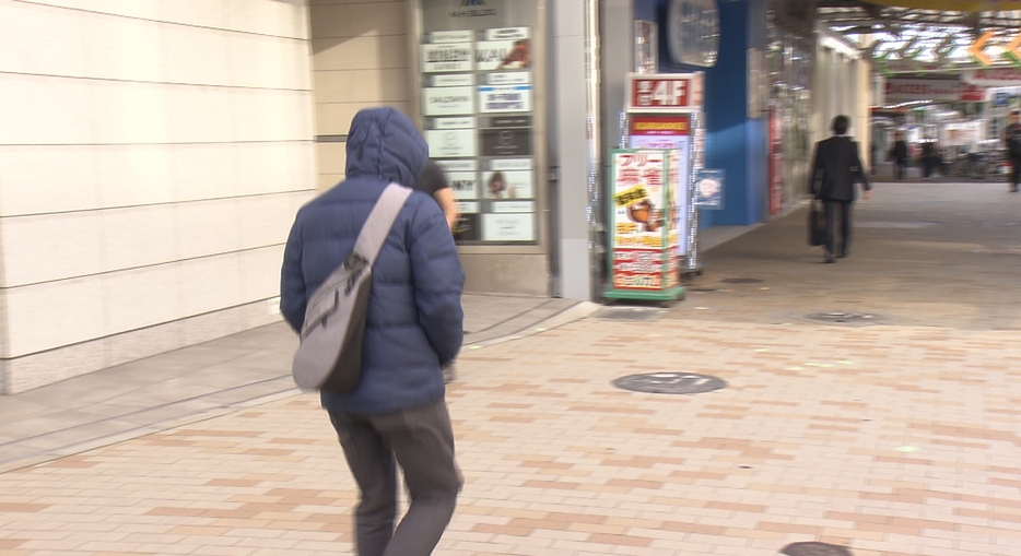 寒さに耐えながら歩く人(神戸・三宮)