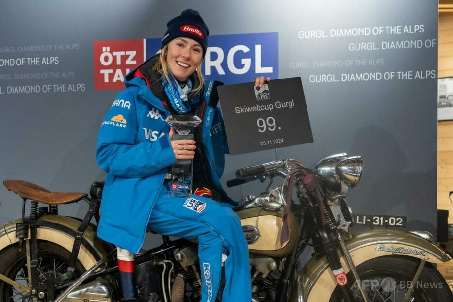 24-25アルペンスキーW杯、女子回転第2戦。優勝し、ビンテージバイクに乗って喜ぶミカエラ・シフリン（2024年11月23日撮影）。【翻訳編集】 AFPBB News