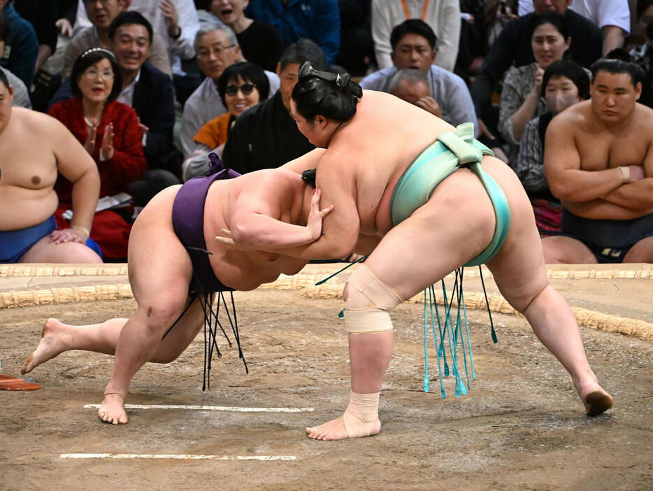 琴桜（右）は上手ひねりで美ノ海を破る（撮影・和賀正仁）