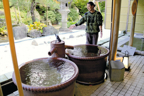 復旧した大浴場の露天風呂（５日、山形県最上町大堀の「ゆめみの宿　観松館」で）