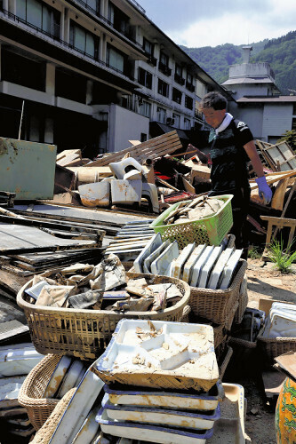 大雨の後は、土砂をかぶった皿などが山積みになっていた（８月５日）