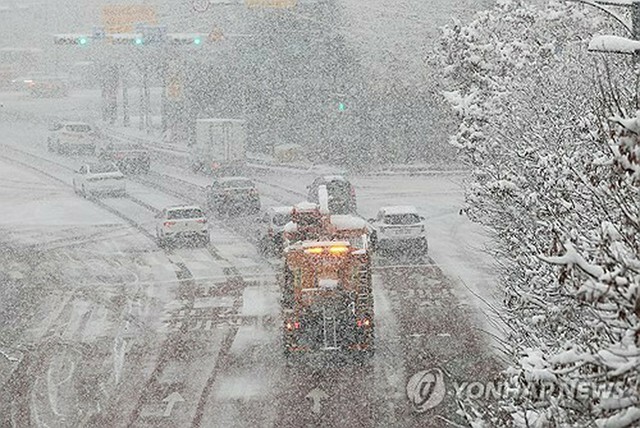 除雪剤を散布する除雪車＝27日、水原（聯合ニュース）