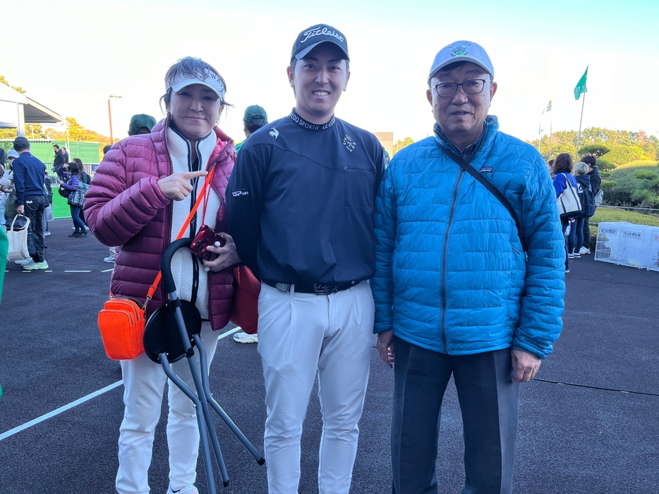 前田光史朗(中央)と桐林宏光プロ(左)とトップアマの男性