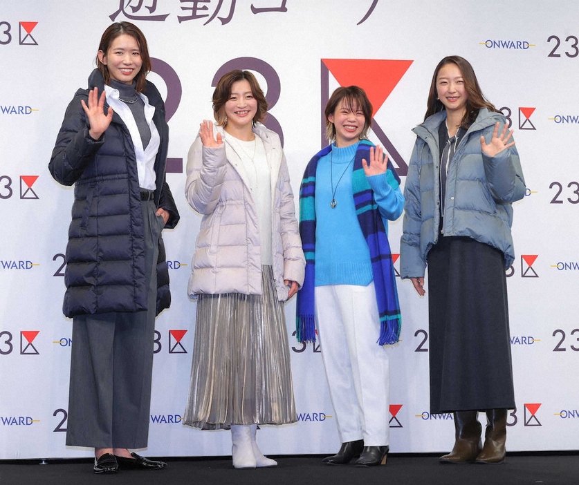 フォトセッションで笑顔を見せる（左から）古賀紗理那さん、角田夏実、高木菜那さん、畠山愛理さん（撮影・松永　柊斗）