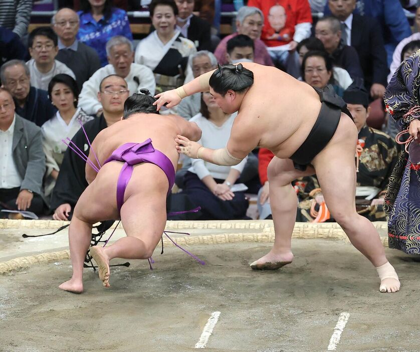 阿炎（右）が叩き込みで尊富士を下す　（カメラ・豊田　秀一）