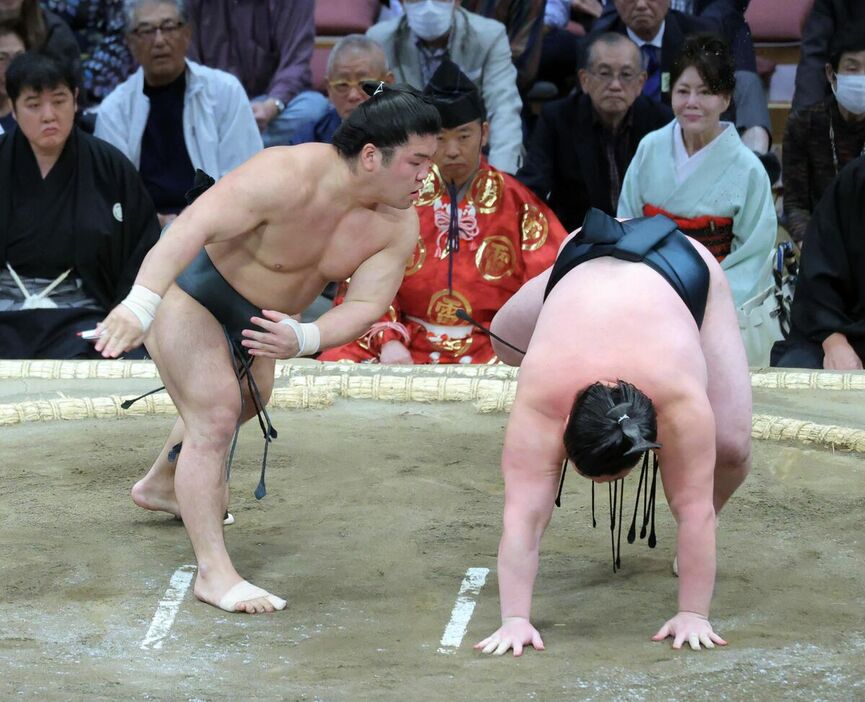 朝紅龍（左）は時疾風をはたき込みで破った（カメラ・池内　雅彦）