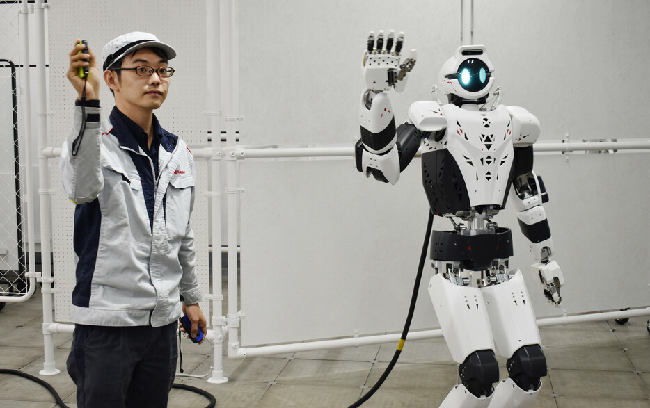 川崎重工業は６日、羽田空港近くにロボット技術と水素の実証拠点「ＣＯ―ＣＲＥＡＴＩＯＮ　ＰＡＲＫ―ＫＡＷＡＲＵＢＡ（カワルバ）」を開所した。写真は、カワルバで実験中のロボット＝東京都大田区