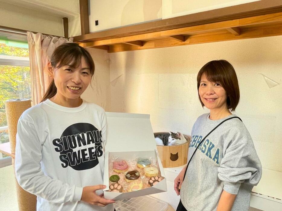 「SIUNAUS SWEETS北習志野店」店長の片岡麻衣子さんとNPO法人「猫の森」代表の北村由紀子さん（左から）