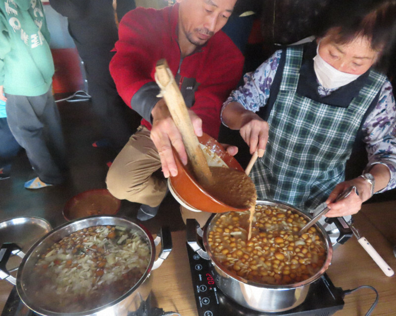 キノコや山菜がたっぷり入った鍋にすりつぶした納豆（中央）を加えて作る納豆汁＝秋田県大仙市で2024年11月10日、工藤哲撮影