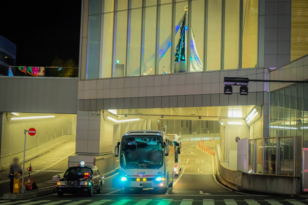 バスタ新宿を出る高速バスのイメージ（画像：写真AC）。