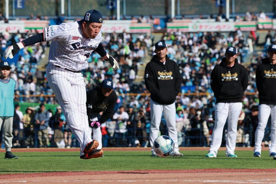 PK対決で奮闘するヤクルト・大西広樹＝神宮球場（撮影・長尾みなみ）