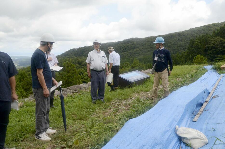 七尾城跡の地震被災箇所を視察する専門家ら＝2024年8月、石川県七尾市