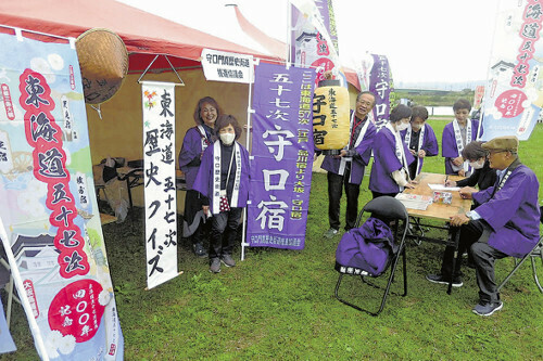 イベント会場のブースで東海道五十七次の歴史クイズに挑む来場者ら（大阪府枚方市で）