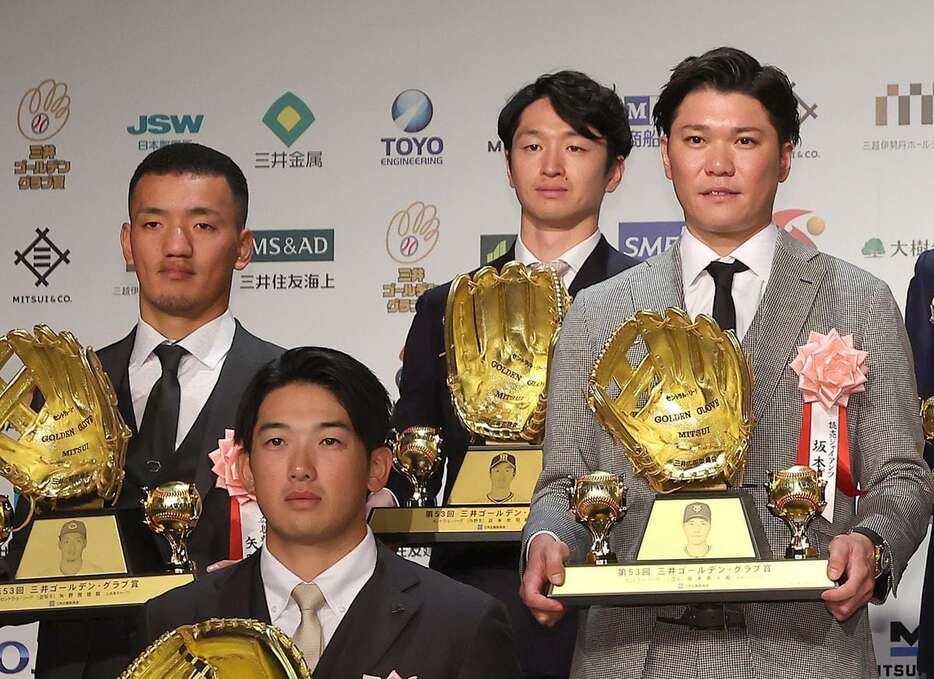 （前列）DeNA・山本祐大、（中列左から）広島・矢野雅哉、巨人・坂本勇人、（後列）阪神・近本光司＝東京・内幸町（撮影・中井誠）