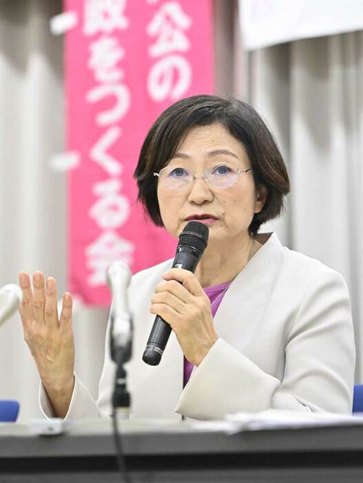 「県民が主人公の岐阜県政をつくる会」の総会後に出馬会見した和田玲子氏＝１６日午後４時１８分、岐阜市鶴舞町、ワークプラザ岐阜（撮影・堀尚人）