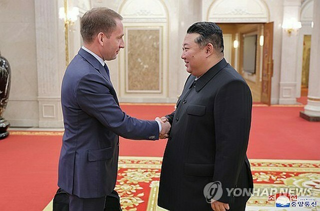 北朝鮮の朝鮮中央通信は19日、金正恩氏（右）がロシア政府代表団を率いて訪朝したコズロフ天然資源環境相と面会したと報じた＝（朝鮮中央通信＝聯合ニュース）≪転載・転用禁止≫