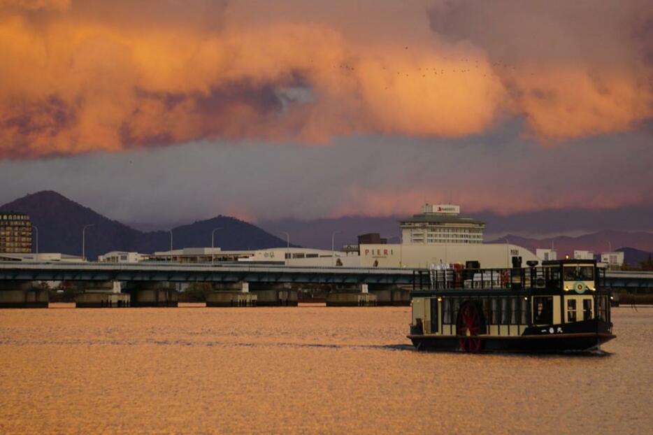 夕刻の琵琶湖を運航する一番丸（写真提供＝杢兵衛造船所）