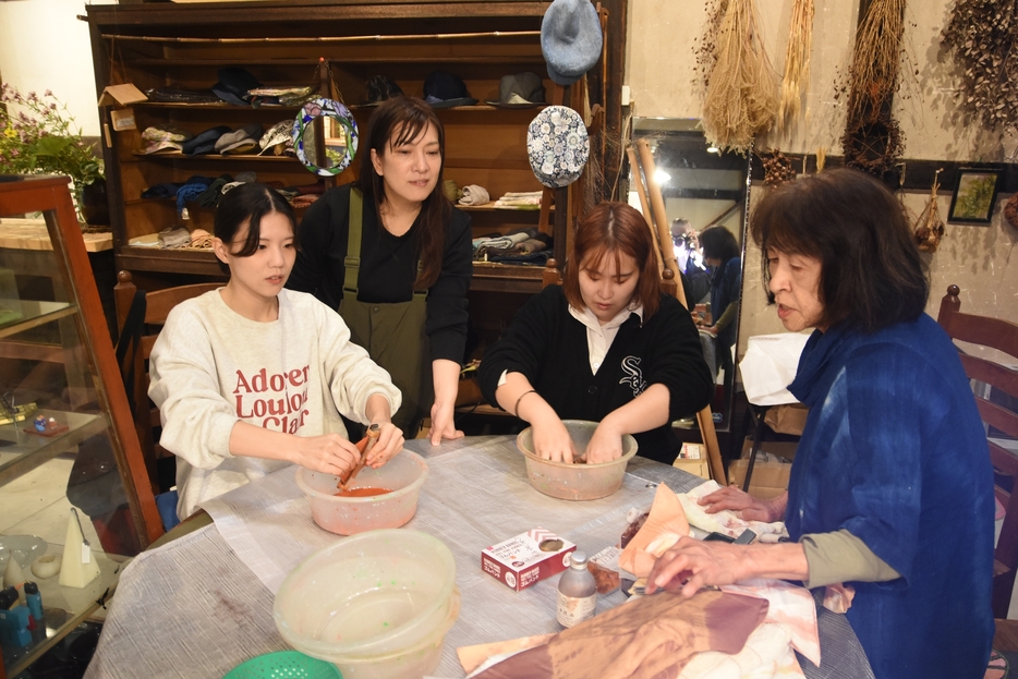 ものづくり体験に挑戦する来場者=岡山県津山市で