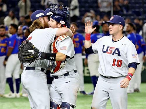 ３位決定戦でベネズエラに勝利し喜ぶ米国の選手たち（２４日）＝片岡航希撮影