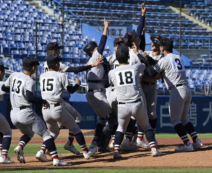 広島商高の猛追を振り切り、1点差で27年ぶり2度目の優勝。背番号3・小野も歓喜の輪に加わった[写真=矢野寿明]