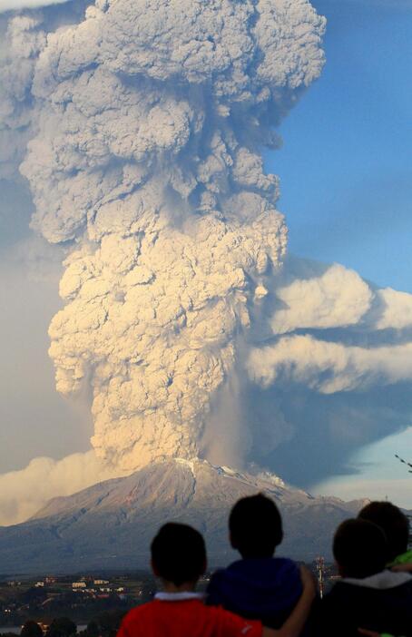 立ち上る噴煙＝2015年4月22日（写真：ロイター/アフロ）