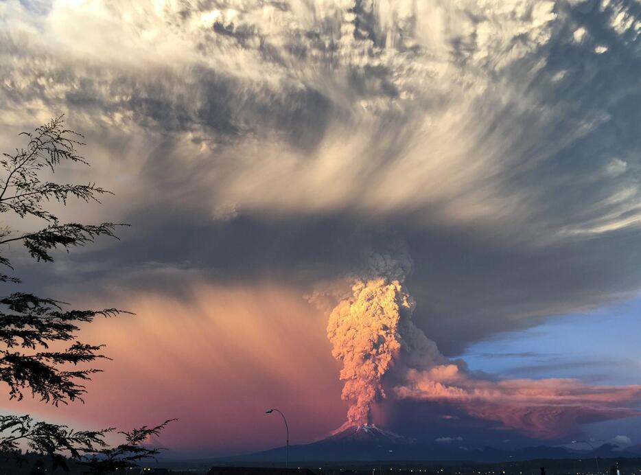 陽光でピンク色に染まる噴煙＝2015年4月22日（写真：ロイター/アフロ）