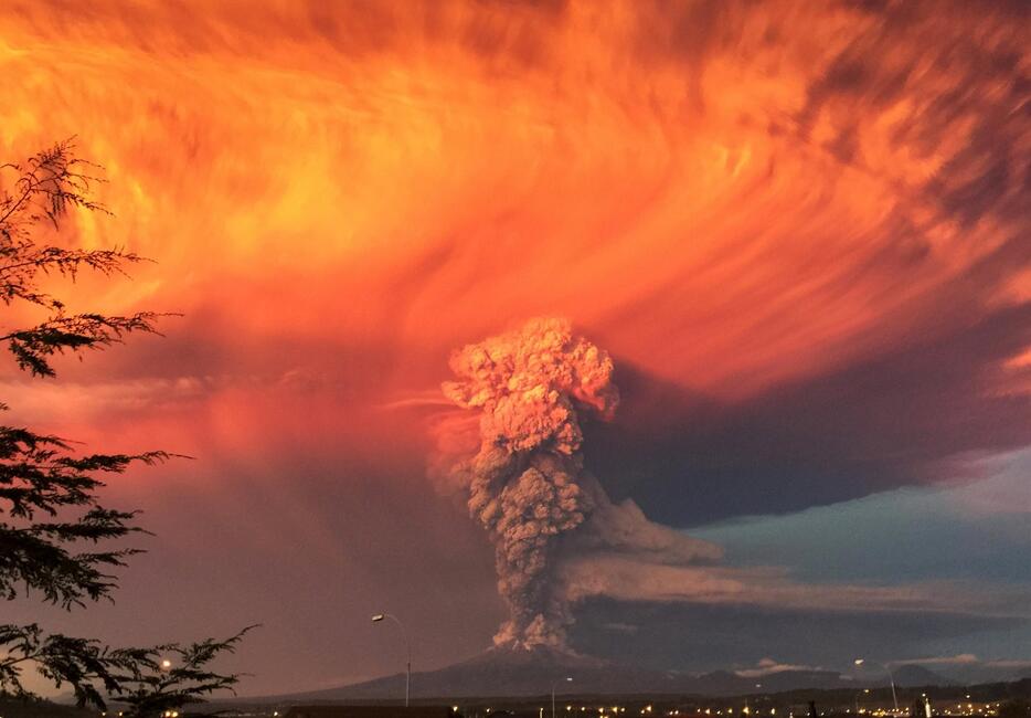 陽光でオレンジ色に染まる噴煙＝2015年4月22日（写真：ロイター/アフロ）