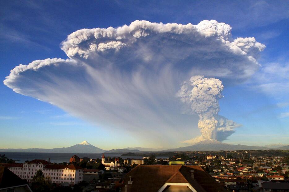 チリ南部上空に舞い上がる噴煙＝2015年4月22日（写真：ロイター/アフロ）