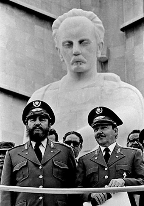 [写真]革命20年記念式典に出席したフィデル・カストロ（左）と弟のラウル・カストロ（1979年2月資料写真）（ロイター/アフロ ）